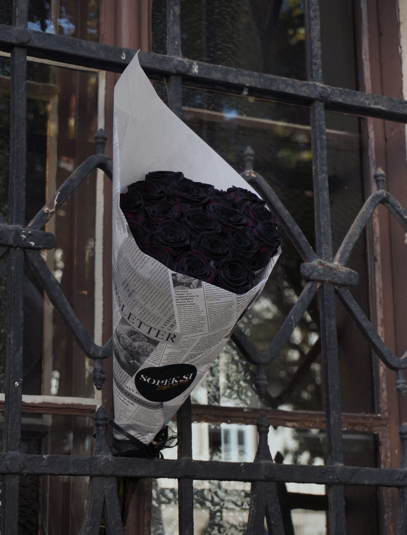 Matilda – šopek črnih vrtnic za noč čarovnic